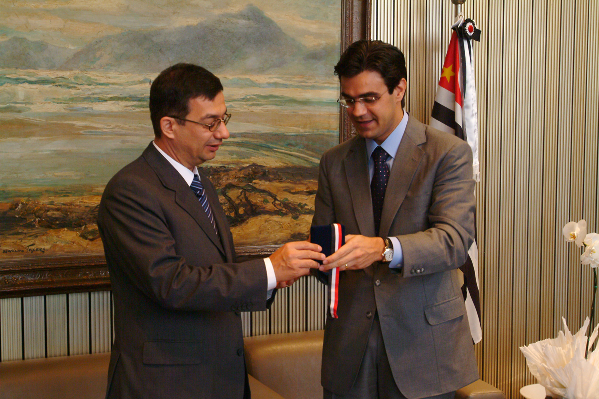 Rodrigo Garcia (dir) recebe a visita do cnsul-geral da Hungria, Zsolt Maris<a style='float:right;color:#ccc' href='https://www3.al.sp.gov.br/repositorio/noticia/03-2008/consul e pres rodrigo (6)rob.jpg' target=_blank><i class='bi bi-zoom-in'></i> Clique para ver a imagem </a>